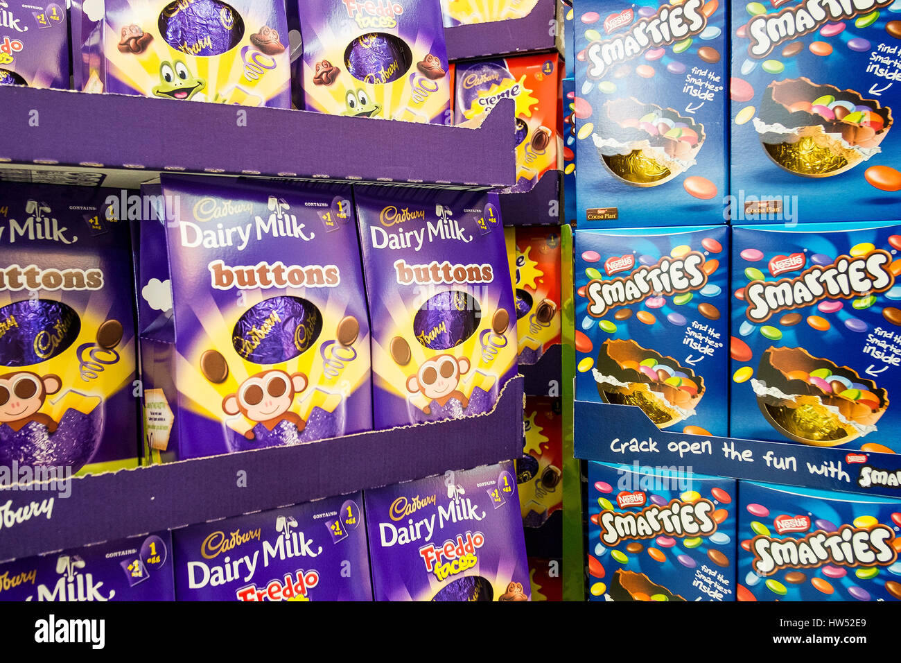 Ostereier Schokolade Cadbury Dairy Milk Smarties Aufsteller Stockfoto