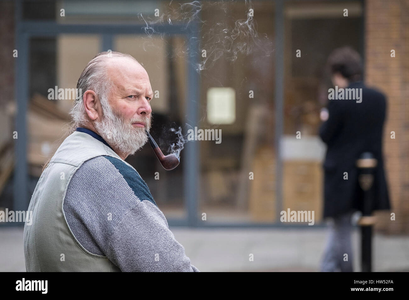 Mann rauchen Pfeife Street Truro Stadtzentrum Cornwall Stockfoto