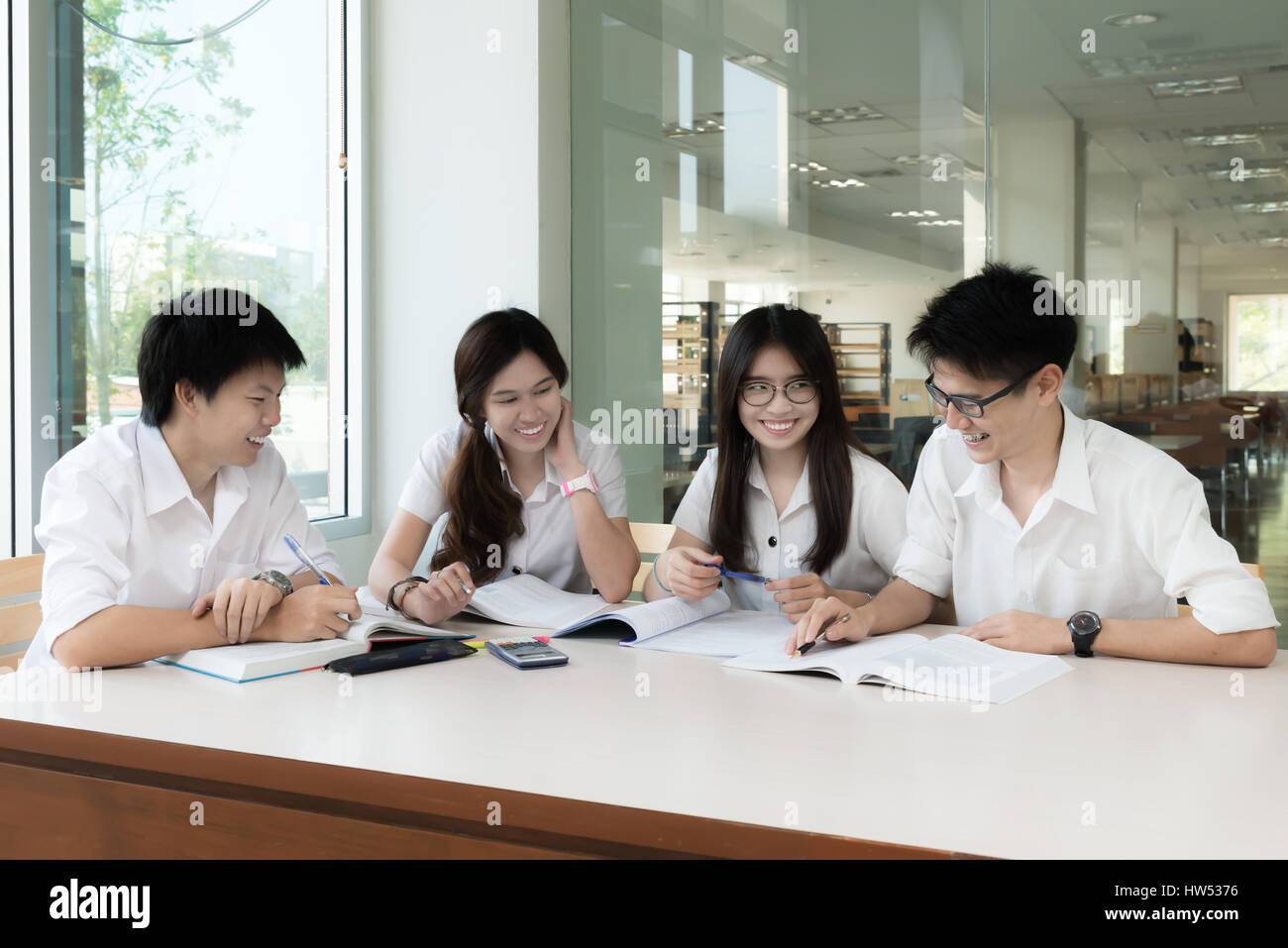 Gruppe von asiatischen Studenten in einheitlichen studieren gemeinsam im Klassenzimmer. Asiatische Studenten gerne studieren. Bildung, Schüler, Menschen Konzept. Stockfoto
