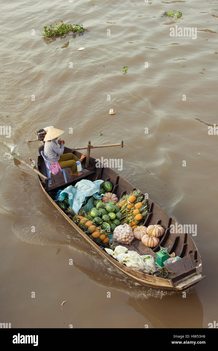 Can Tho, Vietnam - APRIL 2: Frau auf Boot hinunter Mekong bei können Tho schwimmenden Markt, Can Tho, Mekong-Delta, Vietnam am 2. April 2014. Stockfoto