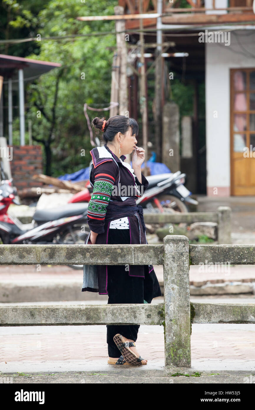 Sapa, Lao Cai, Vietnam - 6. Mai 2014: Tribal Hmong Frau in nationale Kleidung auf der Straße von Sapa, Nord-Vietnam. Stockfoto