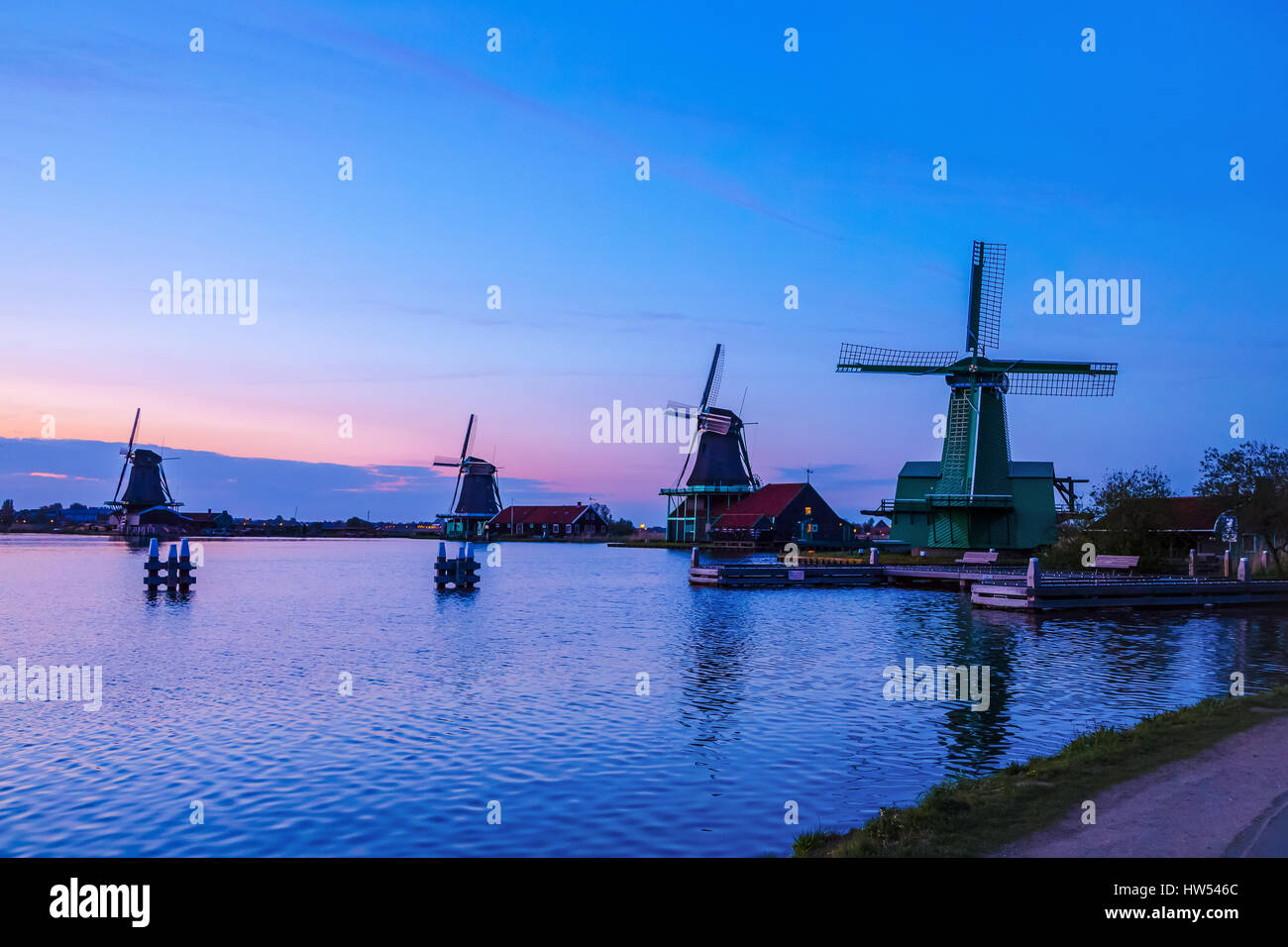 Am Abend Fluss Zaan mit niederländischen Windmühlen in Zaandam Stockfoto