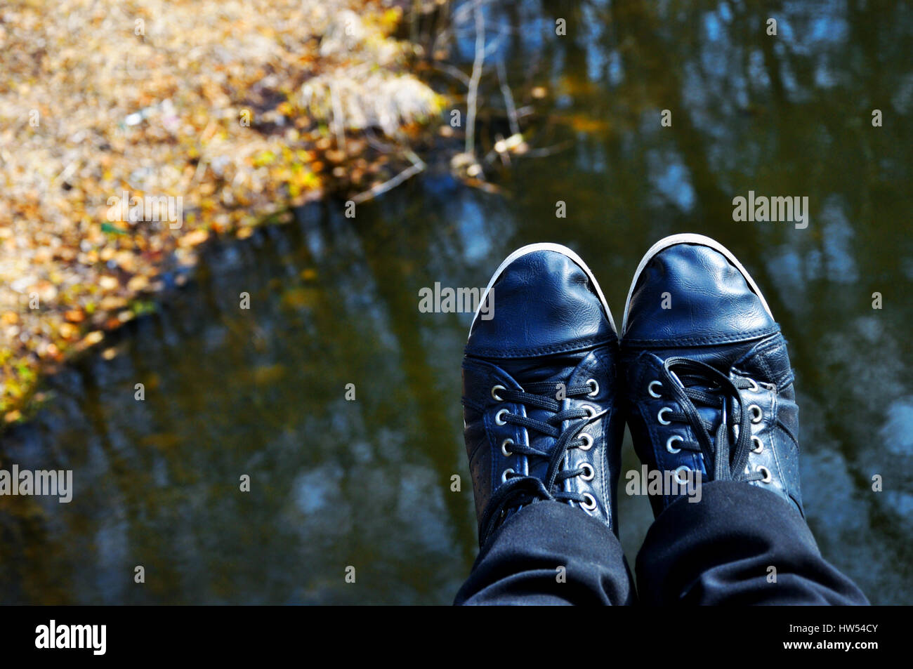 Schwarze Sneaker Schuhe gegen Wasser in der Natur Stockfoto