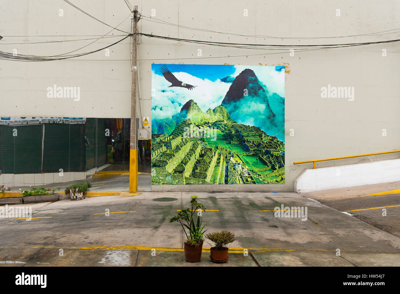 Werbung mit Machu Picchu in einem Parkhaus in Lima, Peru, Südamerika Stockfoto Werbung mit Machu Picchu in einem Parkhaus in Lima, Peru, Südamerika Stockfoto