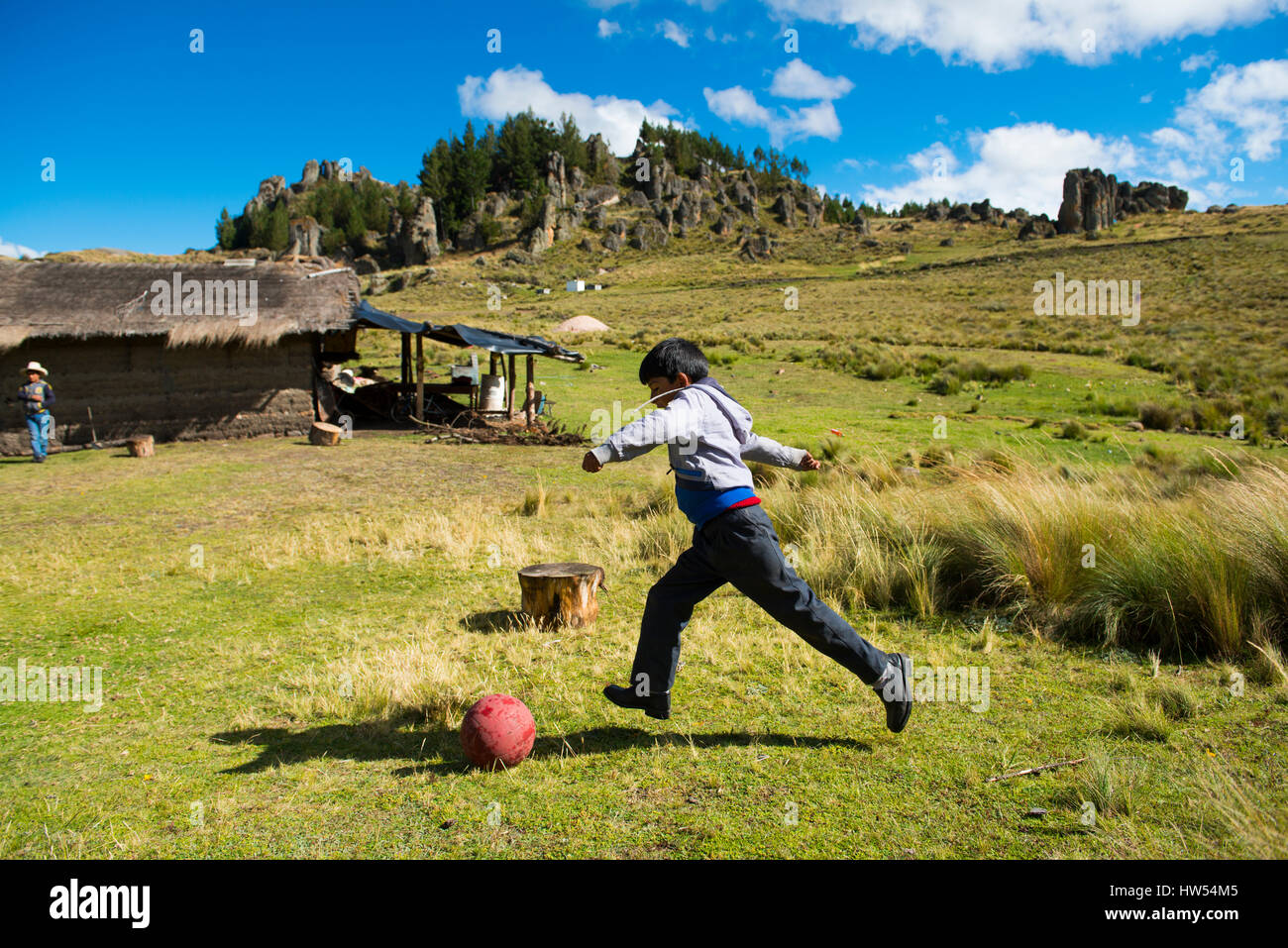 Junge spielt Fußball in einer Finca auf Cumbemayo, Spalten, genannt Frailones, archäologische Stätte von der Inka-Kultur, Peru, Südamerika Stockfoto Junge spielt Fußball in einer Finca auf Cumbemayo, Spalten, genannt Frailones, archäologische Stätte von der Inka-Kultur, Peru, Südamerika Stockfoto