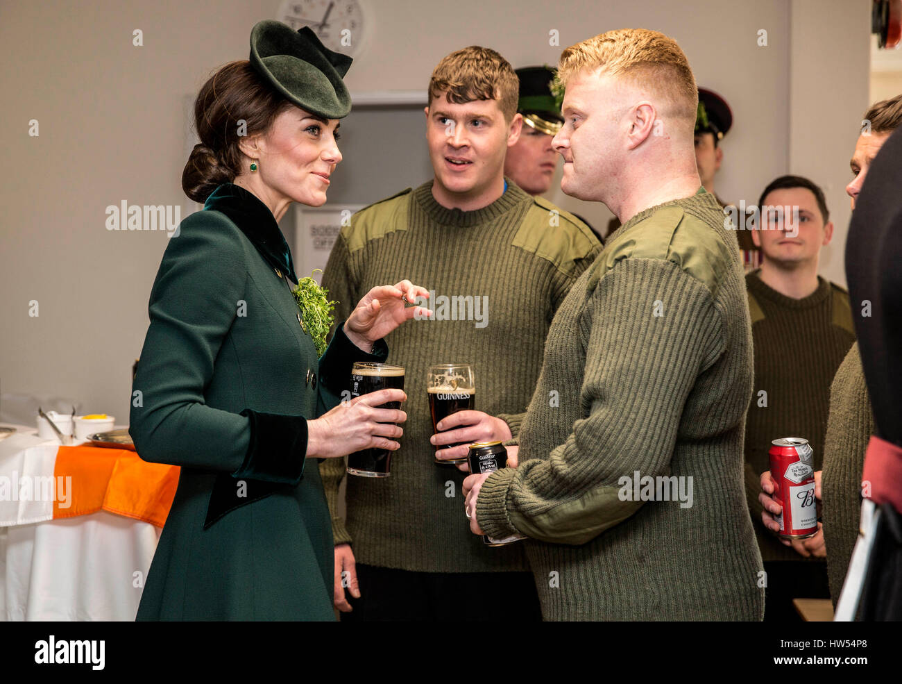 Die Herzogin von Cambridge steht mit einem Pint Guinness in der Hand als sie mit Soldaten des 1. Bataillons Irish Guards in ihrer Kantine nach ihrer St. Patricks Day Parade am Reiterkaserne, Hounslow begegnet. Stockfoto