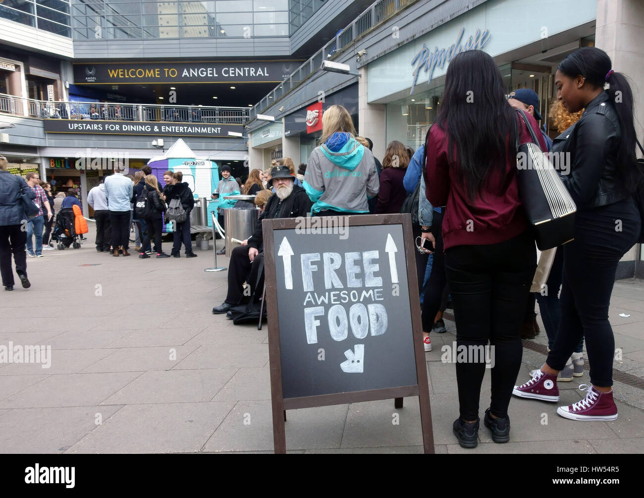 Menschen in die Warteschlange für freies Essen bei Deliveroo Förderung im Norden Londons Shopping Center Stockfoto