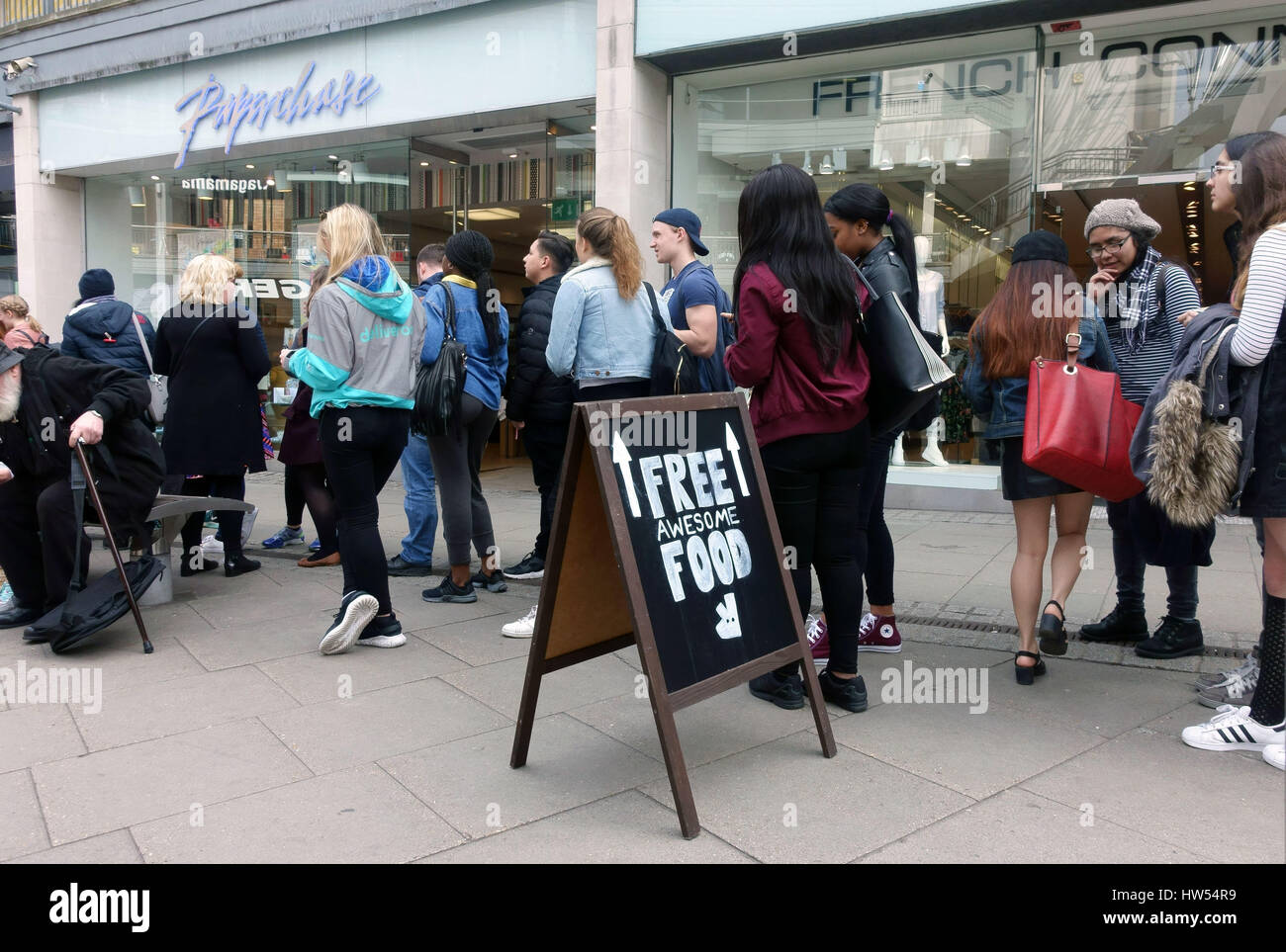 Menschen in die Warteschlange für freies Essen bei Deliveroo Förderung im Norden Londons Shopping Center Stockfoto