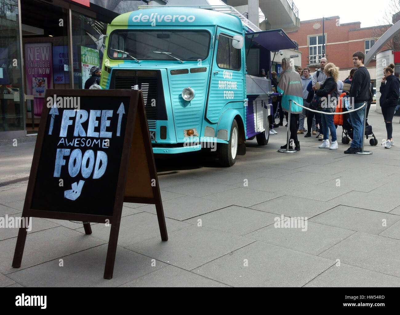Menschen in die Warteschlange für freies Essen bei Deliveroo Förderung im Norden Londons Shopping Center Stockfoto