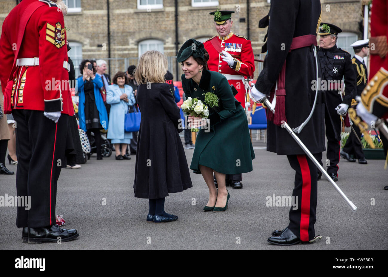 RETRANSMITTED Korrektur BYLINE sieben Jahre alten Katy Lorimer Blumen, die Herzogin von Cambridge nach der St. Patricks Day Parade mit dem 1. Bataillon der Irish Guards an Reiterkaserne, Hounslow präsentiert. Stockfoto