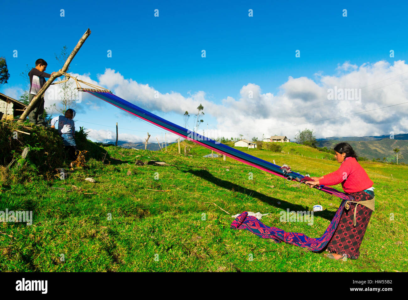 Mädchen webt einen Teppich mit einer Hand Webstuhl in der zentralen Clordillera in der Nähe von Leymebamba, Provinz Amazonas, Peru, Südamerika Stockfoto