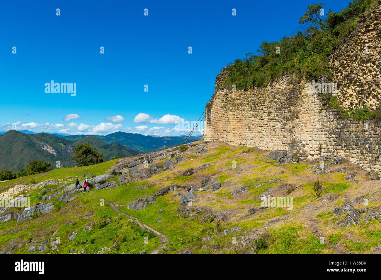 Wanderer vor den äußeren Mauern der Festung Kuelap, Chachapoyas Kultur, Provinz Amazonas, Peru, Südamerika Stockfoto Wanderer vor den äußeren Mauern der Festung Kuelap, Chachapoyas Kultur, Provinz Amazonas, Peru, Südamerika Stockfoto