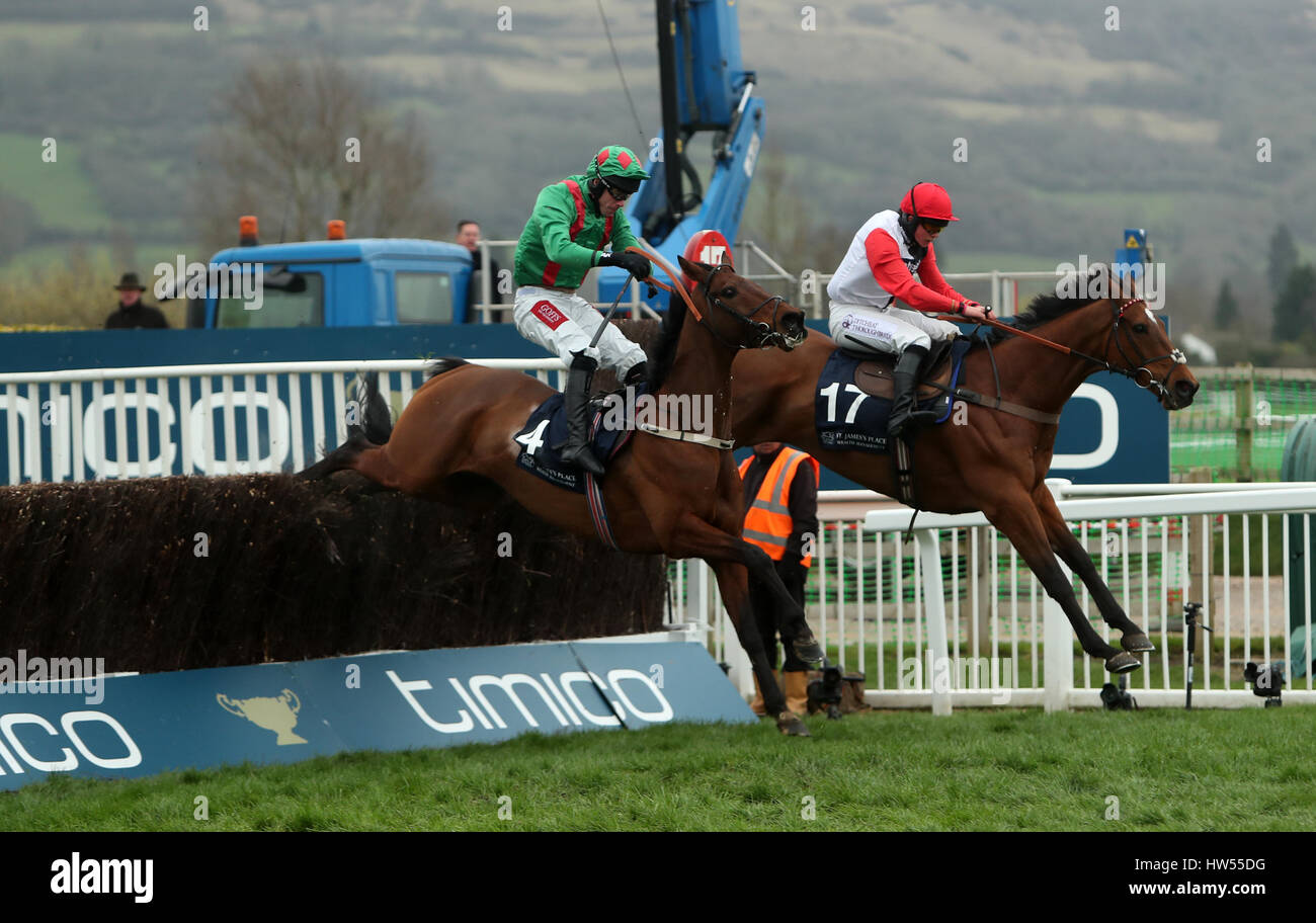 Pacha Du Polder geritten von jockey Miss Bryony Frost (rechts) auf dem Weg zum Gewinn der St. James Ort Foxhunter Challenge Cup Open Jäger Jagd tagsüber Gold Cup der 2017 Cheltenham Festival in Cheltenham Racecourse. Stockfoto