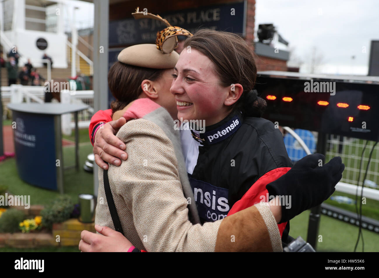 Victoria Pendleton (links) feiert mit Jockey Miss Bryony Frost nach ihrem ausgezeichneten Fahrt auf Pacha Du Polder in der St. James Ort Foxhunter Challenge Cup Open Jäger Jagd tagsüber Gold Cup der 2017 Cheltenham Festival in Cheltenham Racecourse. Stockfoto