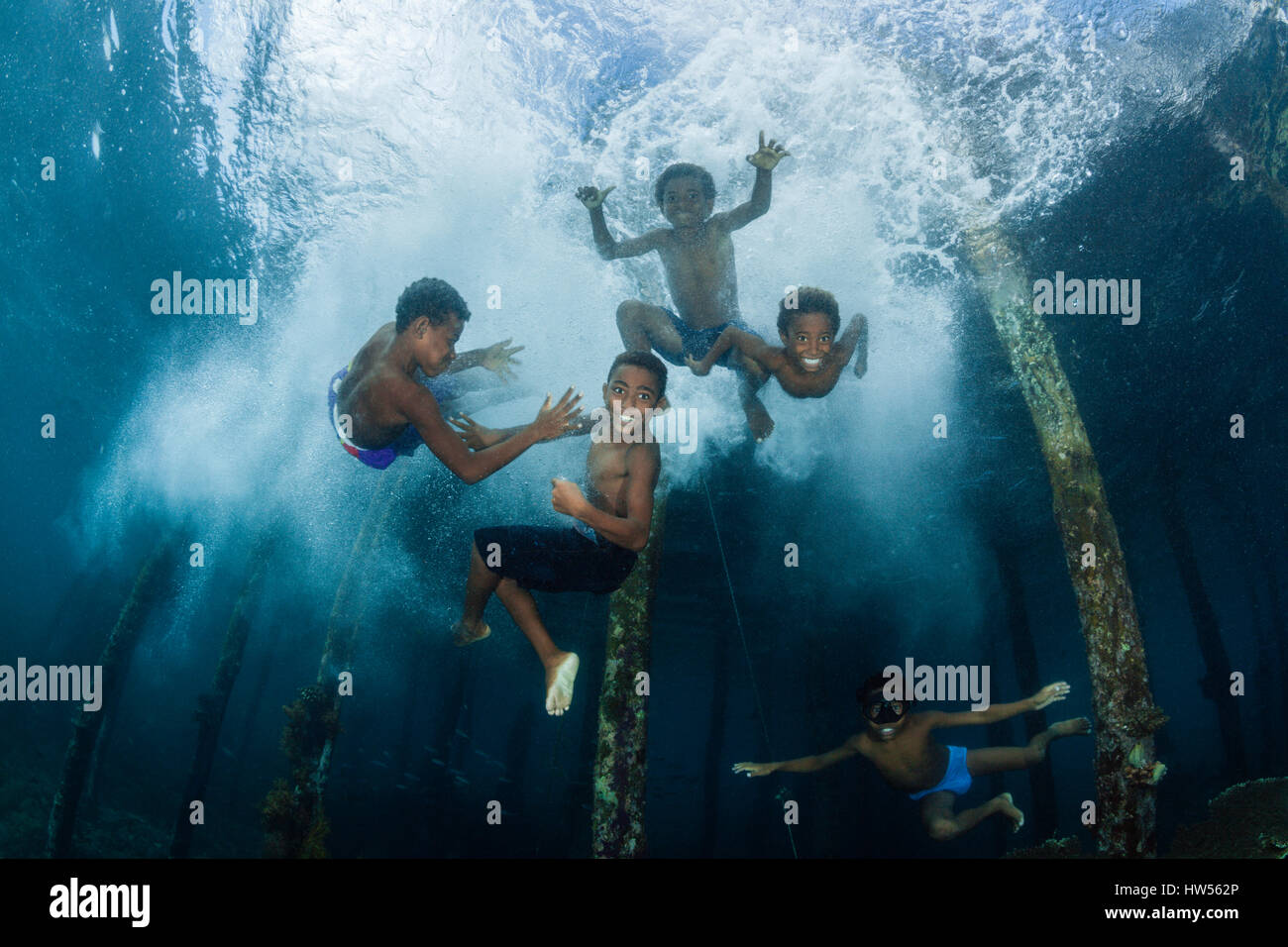 Kinder nach dem Springen von Jetty, Raja Ampat, West Papua, Indonesien Stockfoto