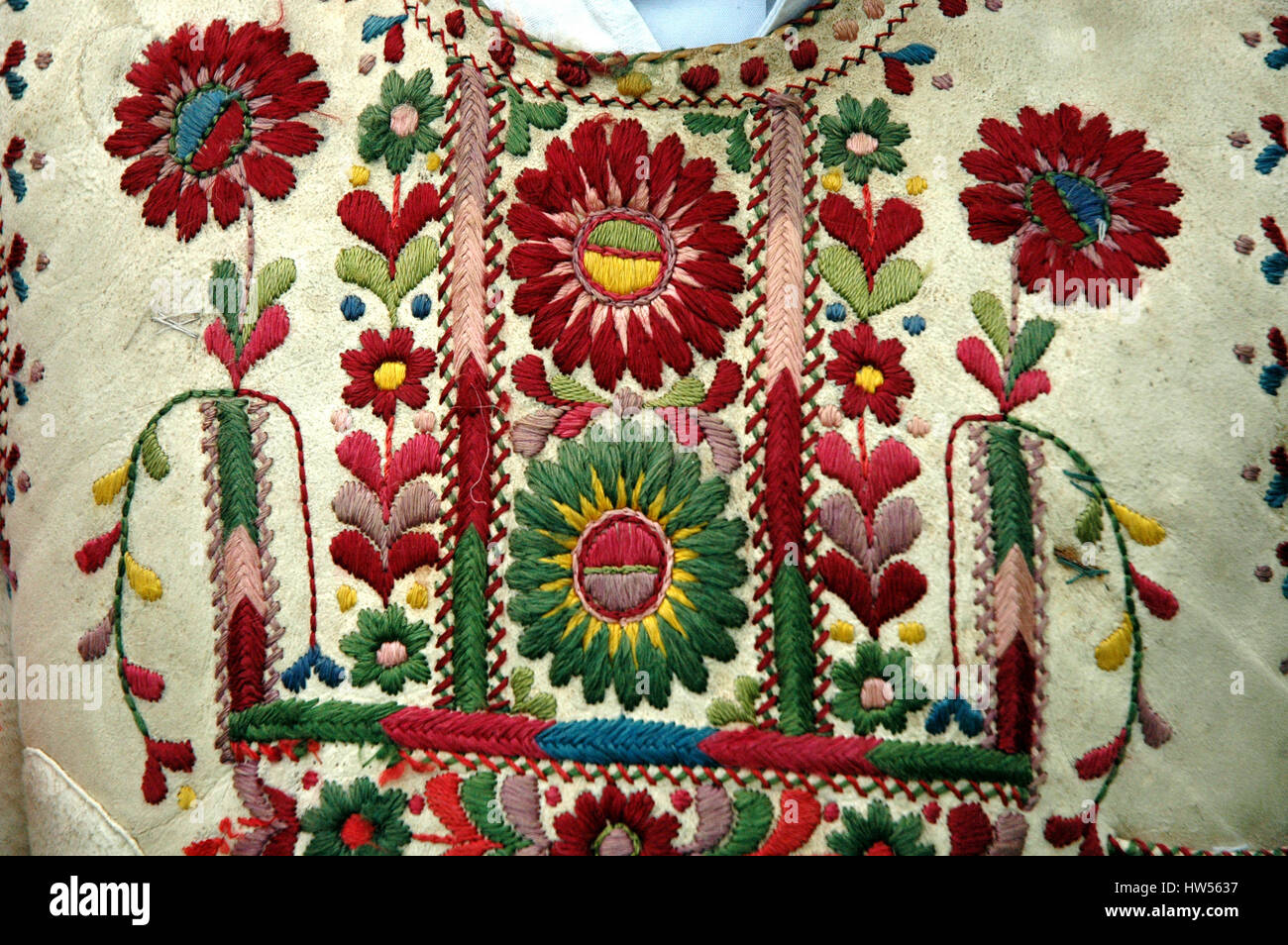 Traditionelle rumänische ungarische Tracht Detail mit Blumenmotiv. Ghimes Region, Rumänien Stockfoto