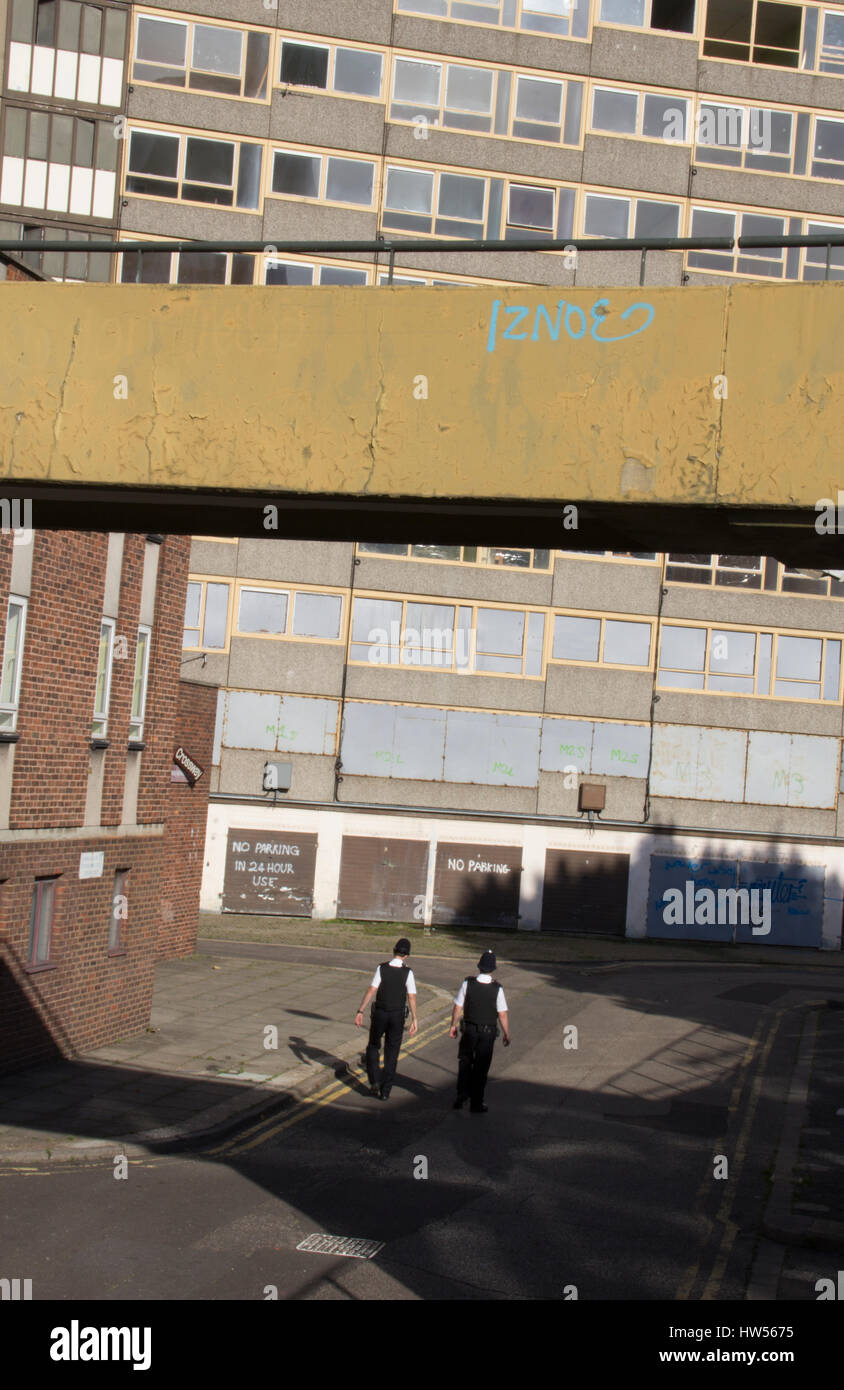 Bobbies auf dem Schlag im jetzt abgerissen Heygate Estate in South East London Stockfoto