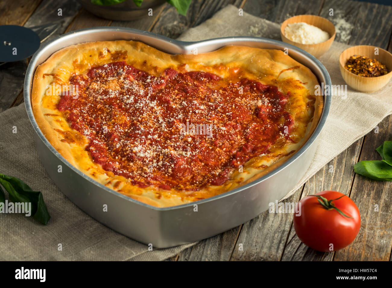 Hausgemachte herzförmige Chicago Deep Dish-Pizza zum Valentinstag Stockfoto