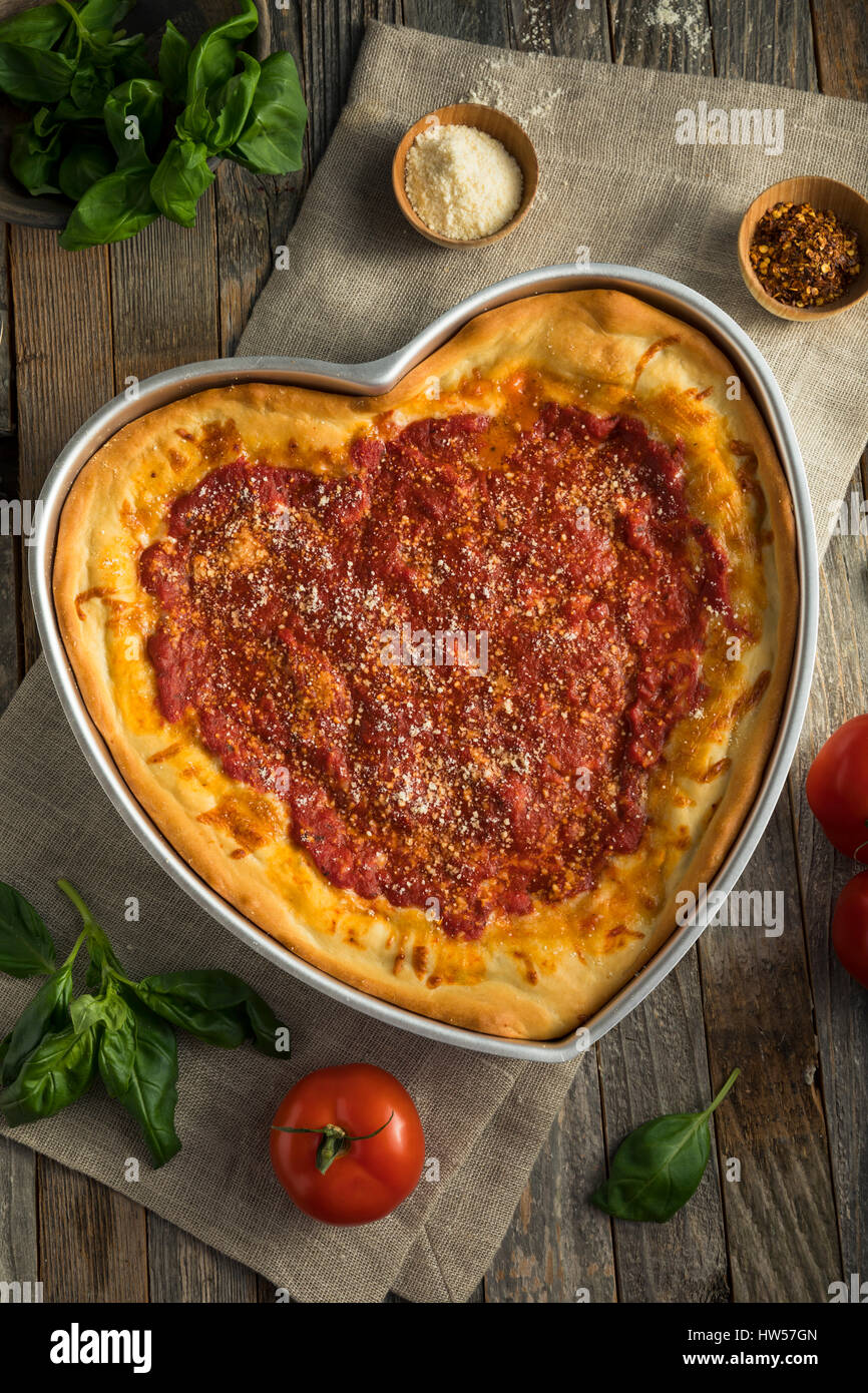 Hausgemachte herzförmige Chicago Deep Dish-Pizza zum Valentinstag Stockfoto