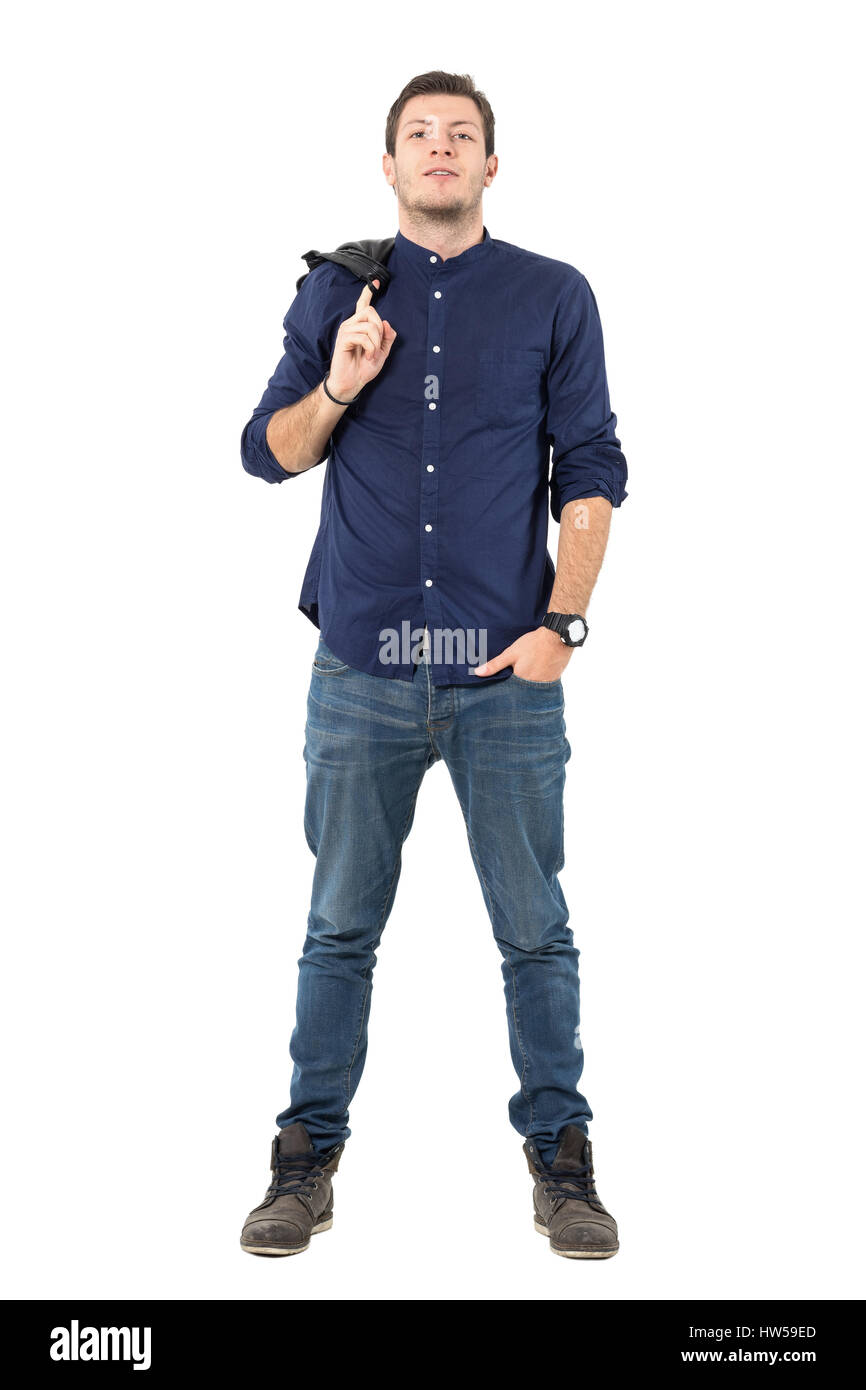 Stolz zuversichtlich junger Mann im blauen Hemd lächelnd in die Kamera, die Jacke zu tragen. Ganzkörper-Länge-Porträt über weiße Studio-Hintergrund isoliert. Stockfoto