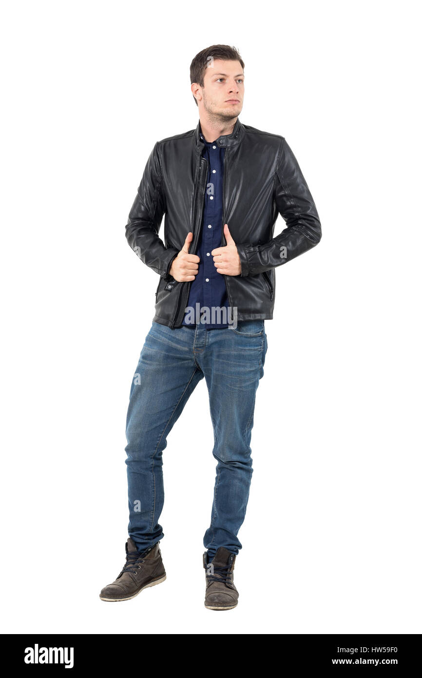 Zuversichtlich junger Mann ziehen Leder Jacke Kragen wegsehen. Ganzkörper-Länge-Porträt über weiße Studio-Hintergrund isoliert. Stockfoto