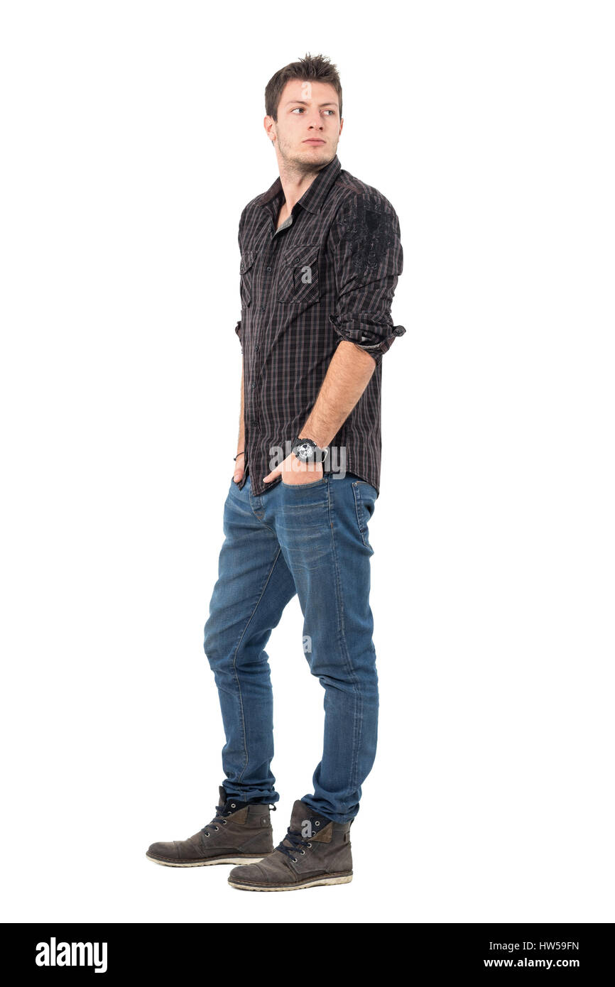 Hübscher junger Mann im dunklen Grau kariertes Hemd im Rückblick über die Schulter. Ganzkörper-Länge-Porträt über weiße Studio-Hintergrund isoliert. Stockfoto