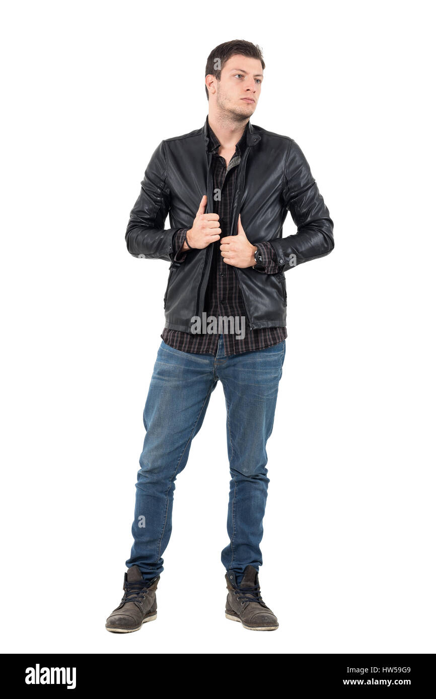 Schönen jungen Mann in Jeans tragen schwarze Leder Jacke wegsehen. Ganzkörper-Länge-Porträt über weiße Studio-Hintergrund isoliert. Stockfoto
