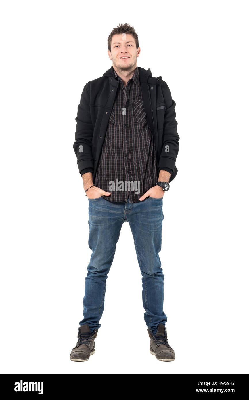 Zuversichtlich Lächeln entspannt Mann in schwarzer Jacke und Ankle boots mit Händen in den Taschen. Ganzkörper-Länge-Porträt über weiße Studio-Hintergrund. Stockfoto