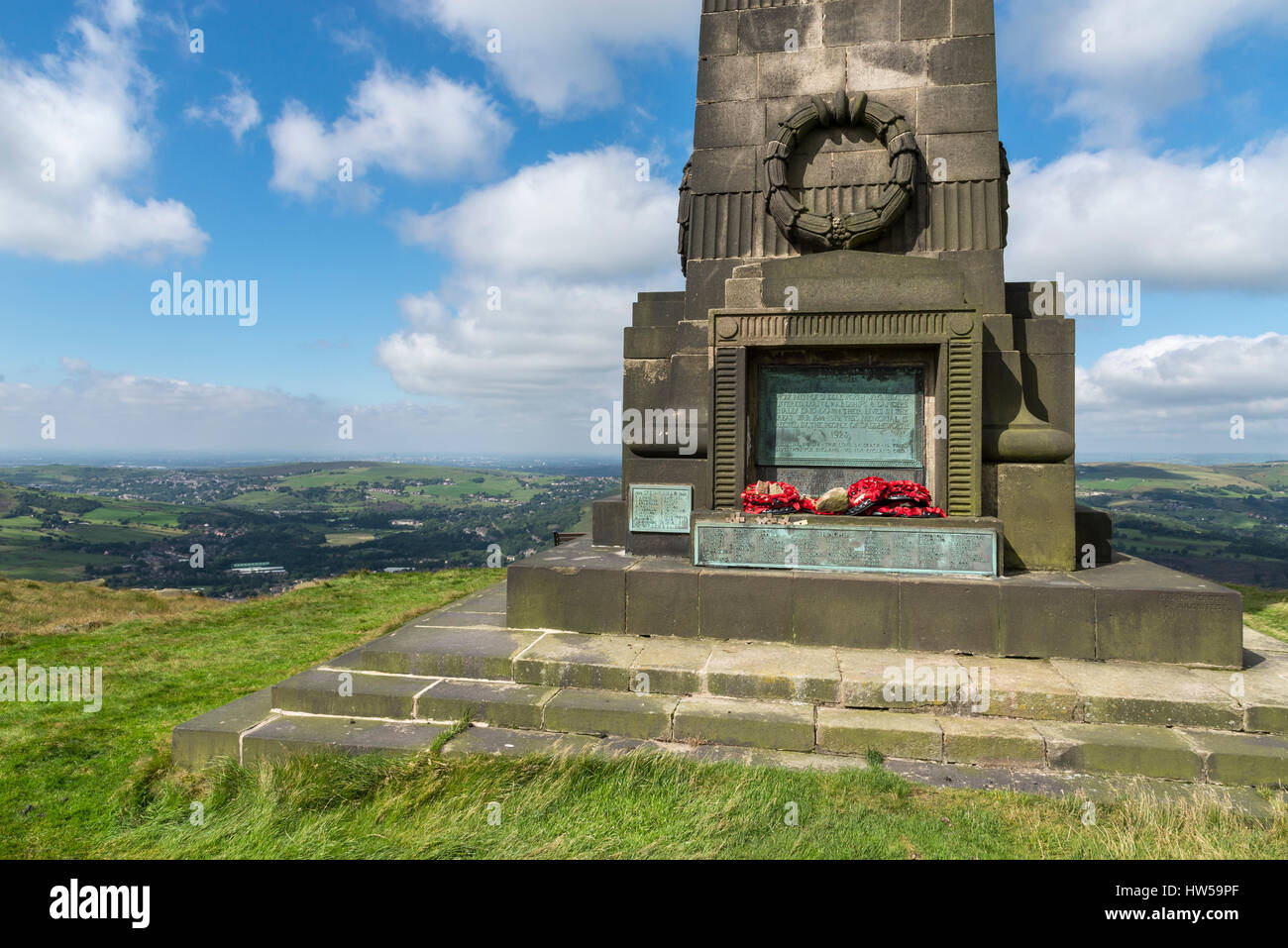 Saddleworth Kriegerdenkmal auf dem Hügel oberhalb Uppermill in der Nähe von Oldham, Greater Manchester, England Stockfoto