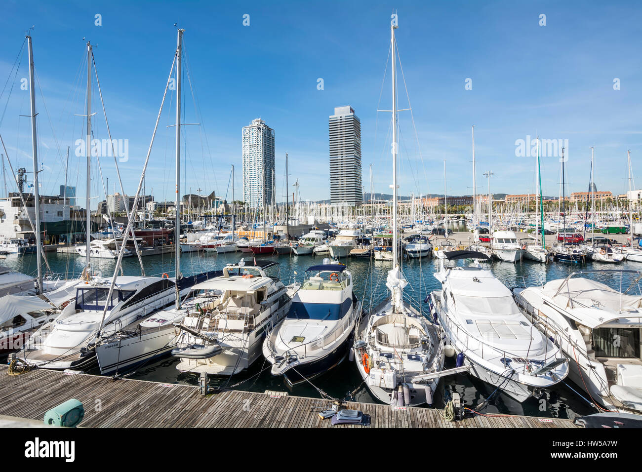 Der Port Olímpic ist ein Yachthafen befindet sich in Barcelona, Katalonien. Östlich des Hafens von Barcelona, beherbergte es die Segel-Events für den Sommer 1992 Stockfoto