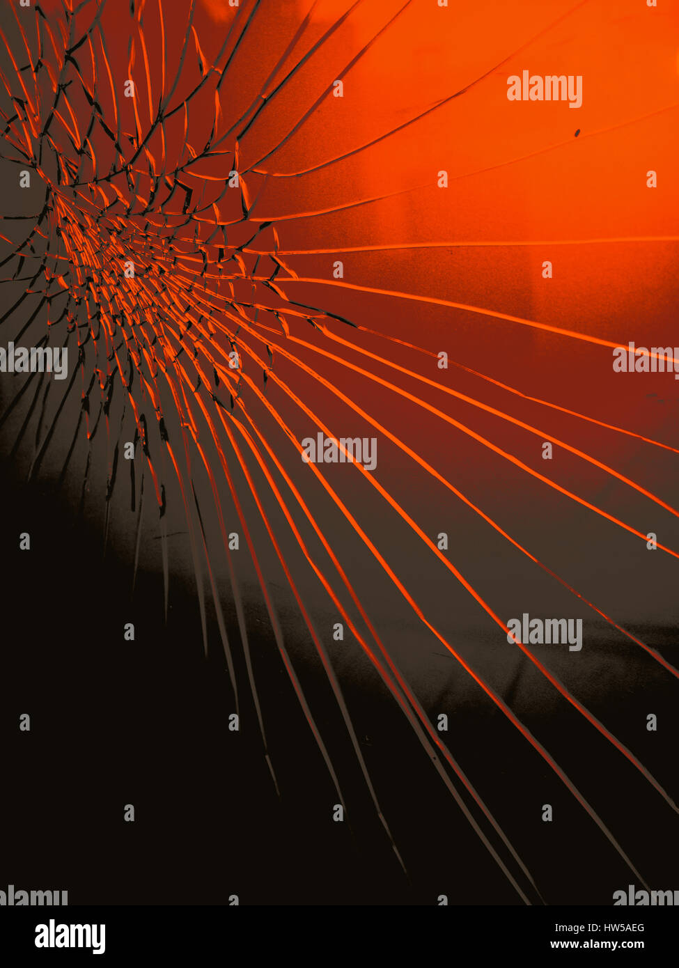 Zerbrochenes Glas mit urbanen Reflexionen geknackt. Interessanter Effekt. Stockfoto