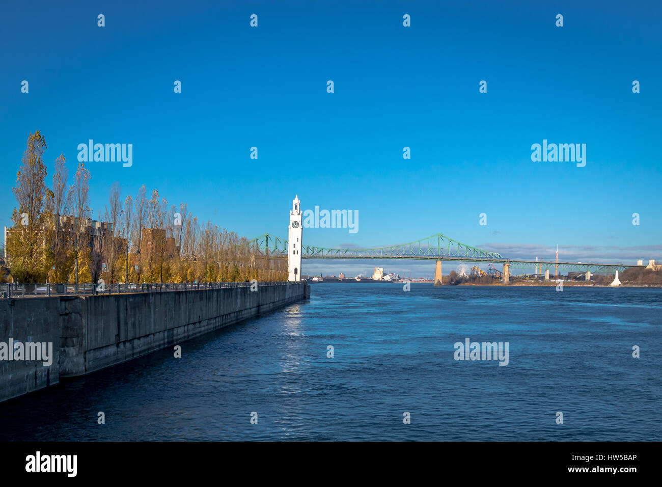 Clock Tower und Jacques Cartier Brücke am alten Hafen - Montreal, Quebec, Kanada Stockfoto