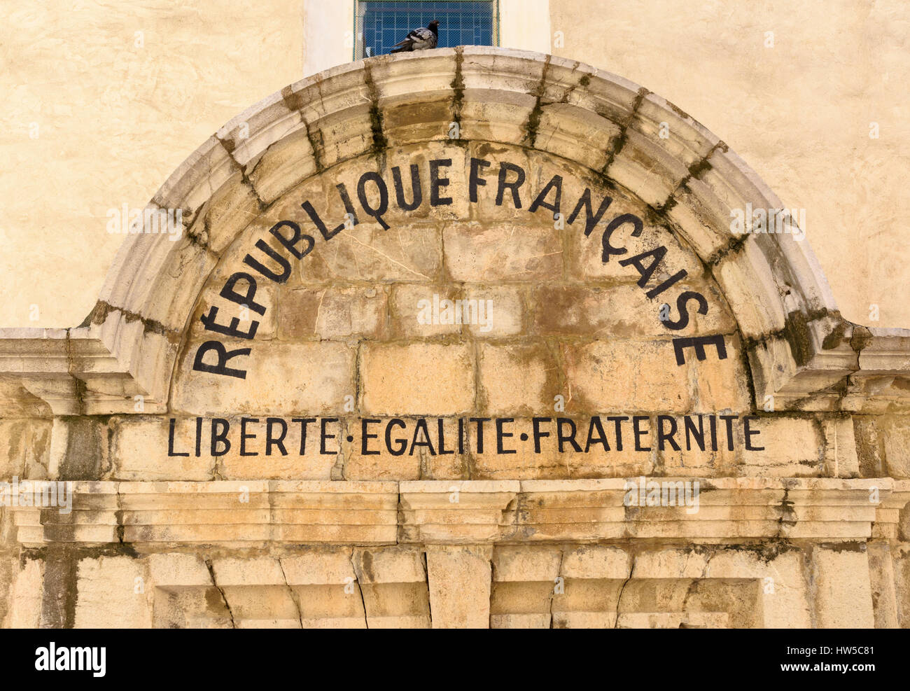Französische Motto Liberté, Égalité, Fraternité auf einem Tympanon über dem Eingang zu Notre Dame des Anges, Collioure, Côte Vermeille, Frankreich Stockfoto