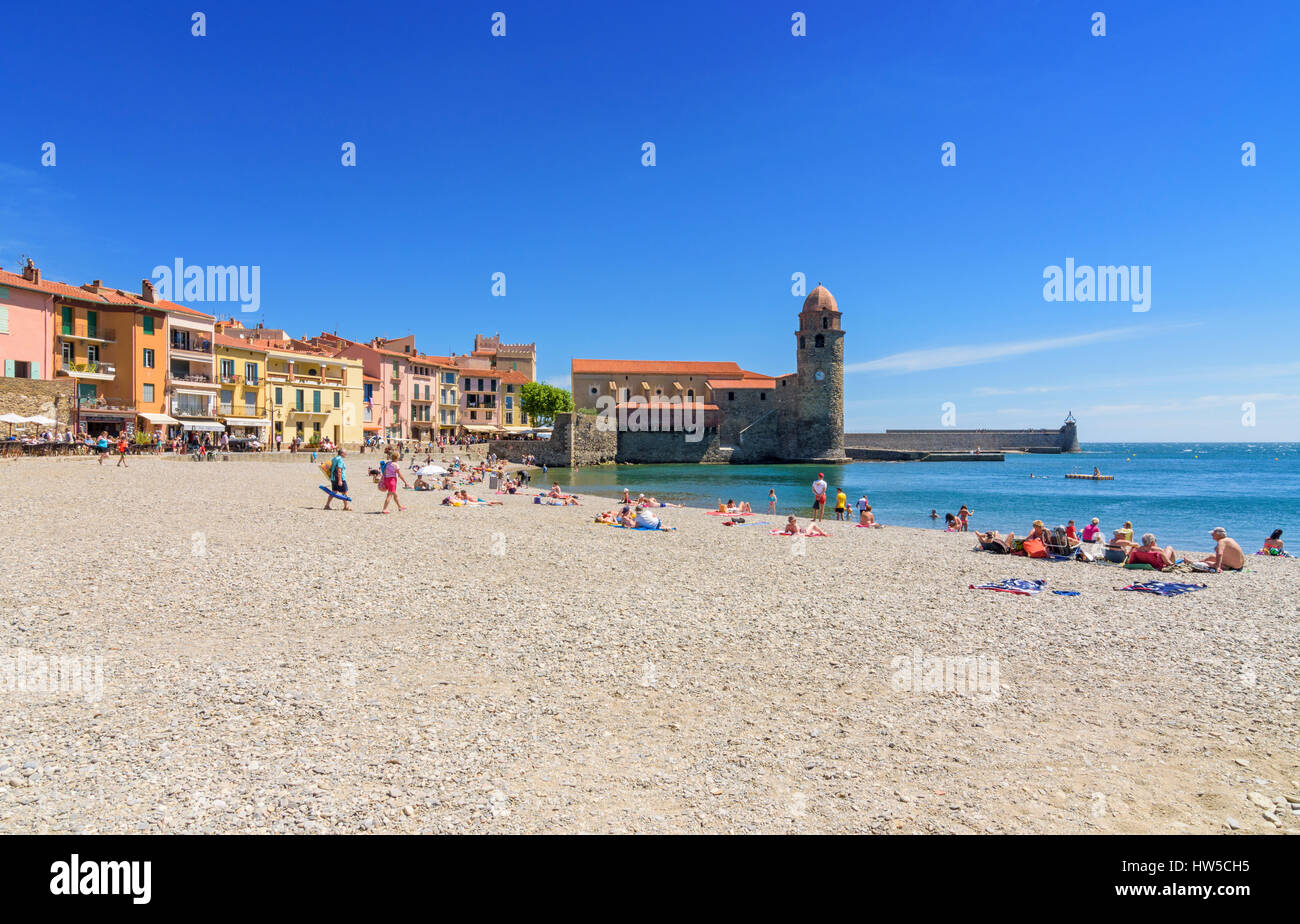 Urlauber am Strand von Boramar, überragt von der Notre Dame des Anges, Collioure, Côte Vermeille, Frankreich Stockfoto