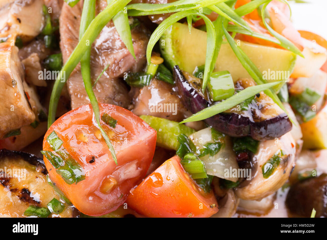 warmes Gemüse Salat mit Fleisch. Stockfoto