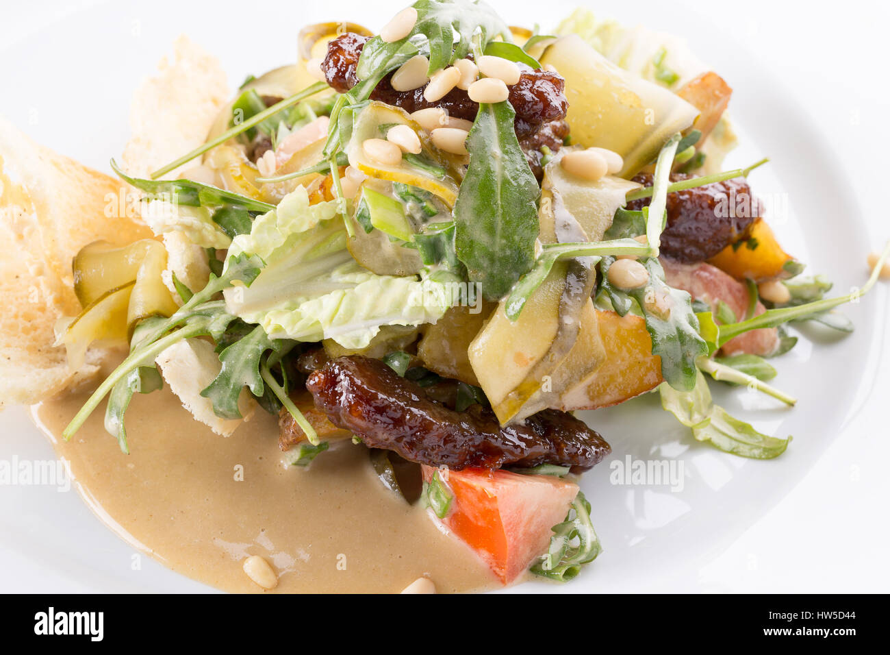 warmes Gemüse Salat mit Fleisch. Stockfoto