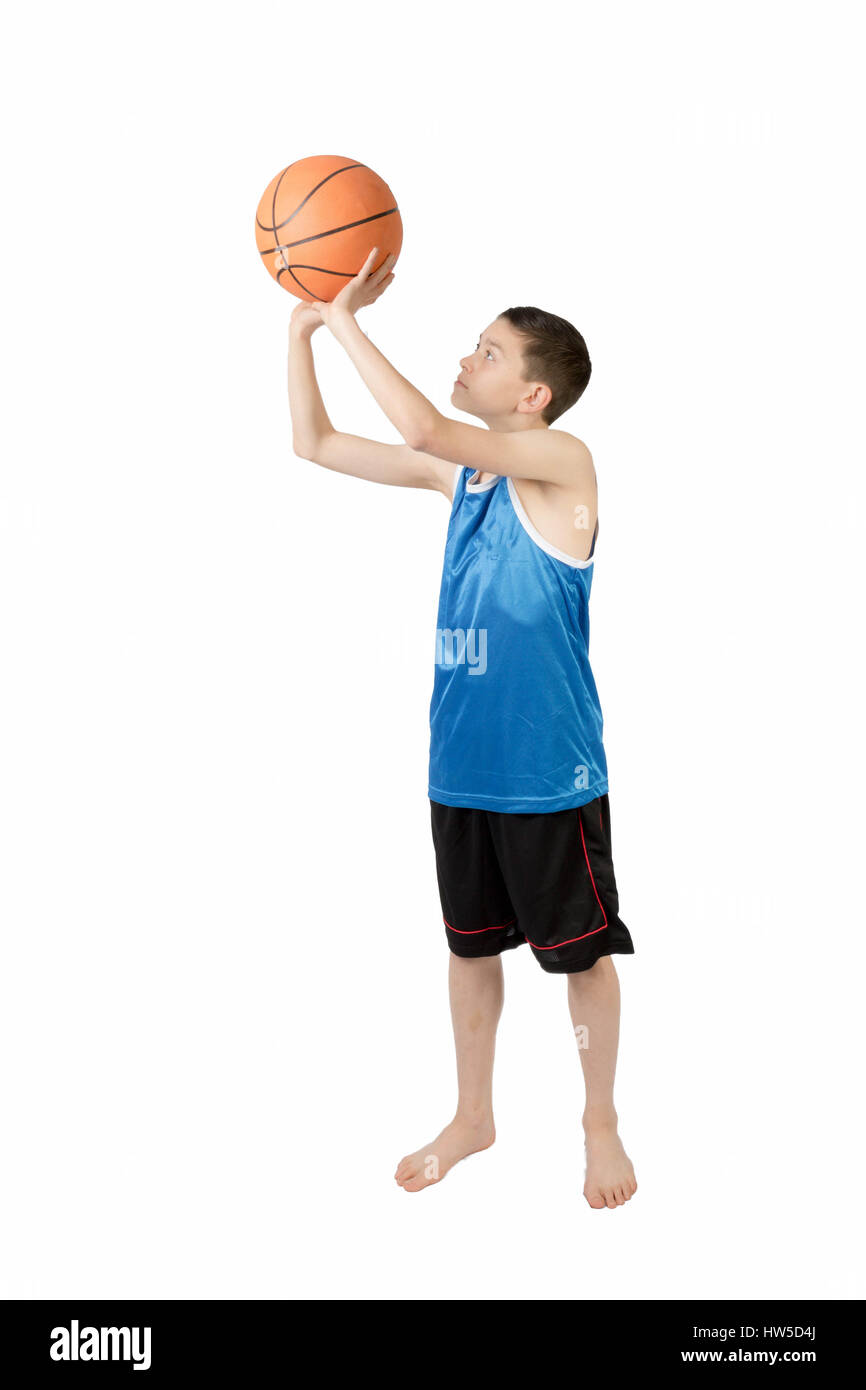 Kaukasische Teenager junge mit einem basketball Stockfoto