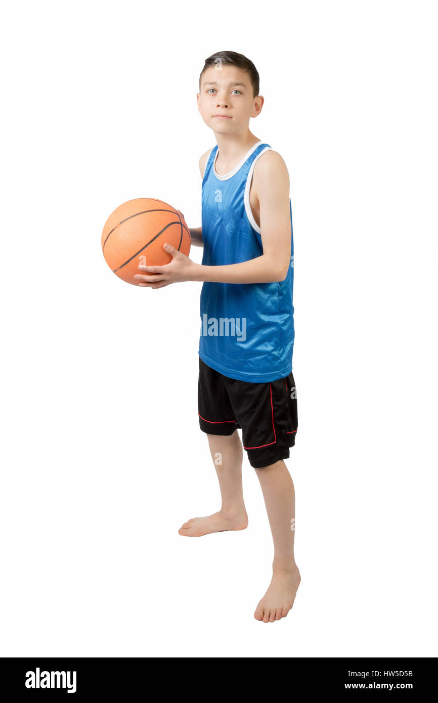 Kaukasische Teenager junge mit einem basketball Stockfoto