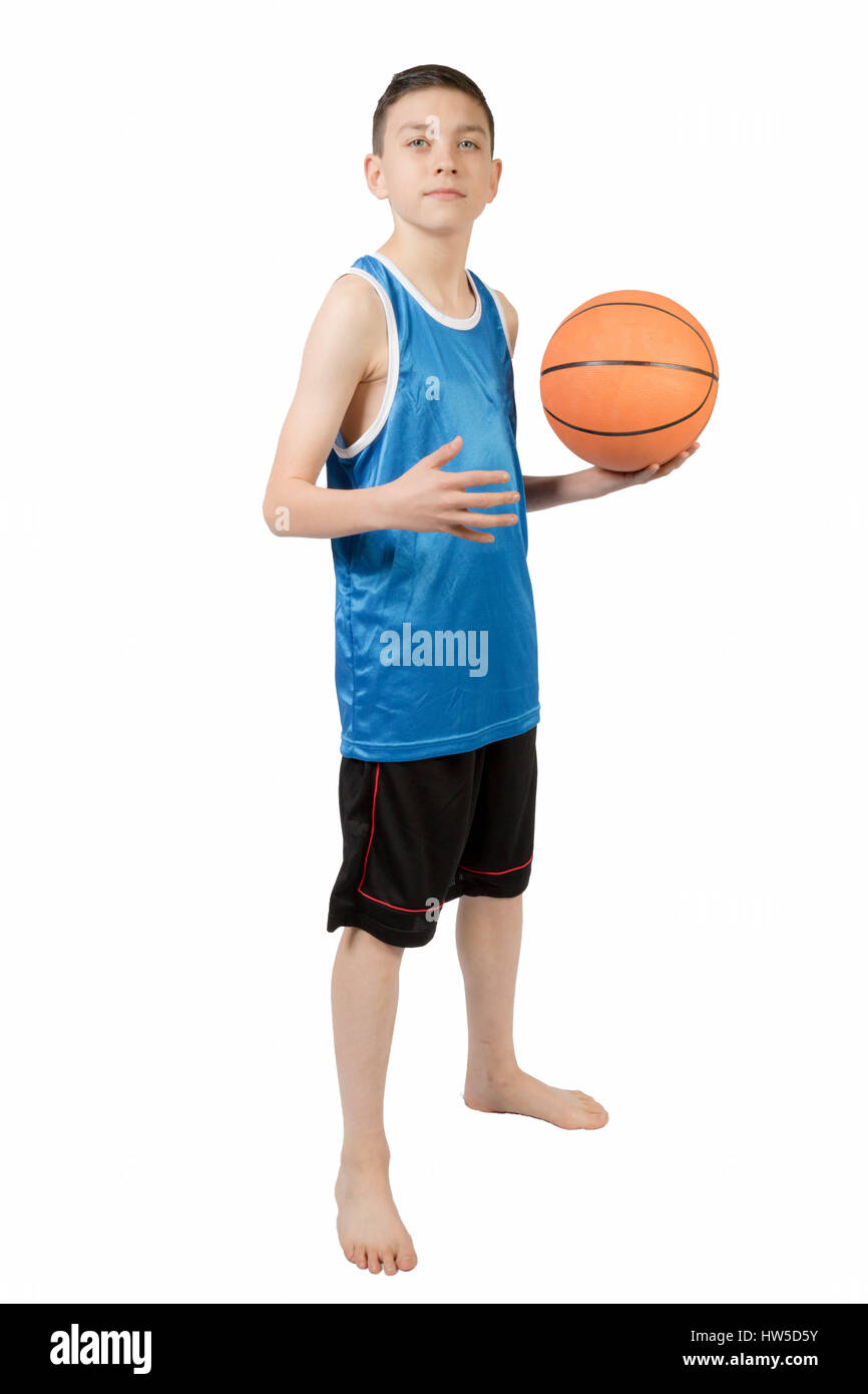 Kaukasische Teenager junge mit einem basketball Stockfoto