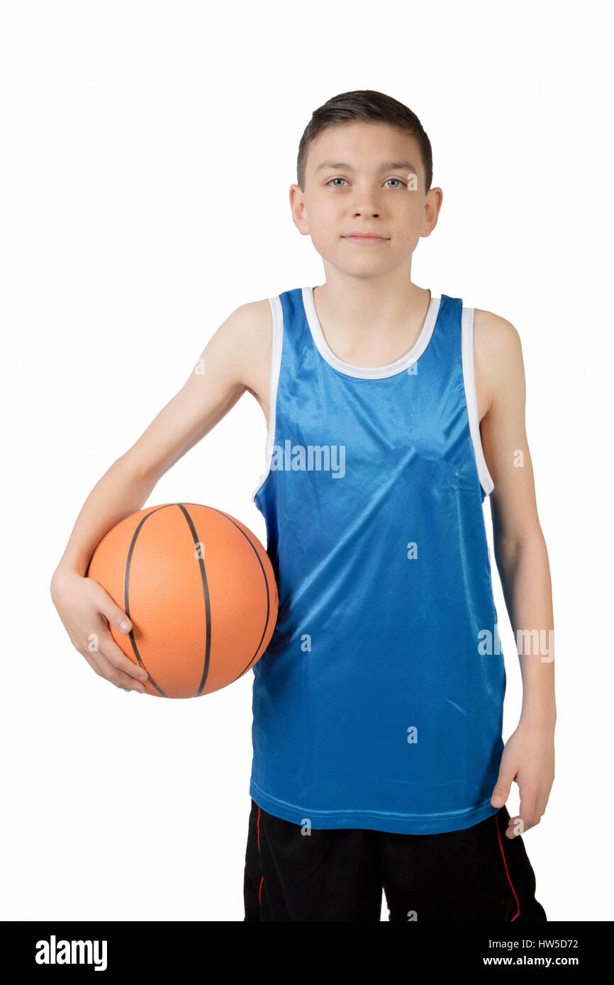 Kaukasische Teenager junge mit einem basketball Stockfoto