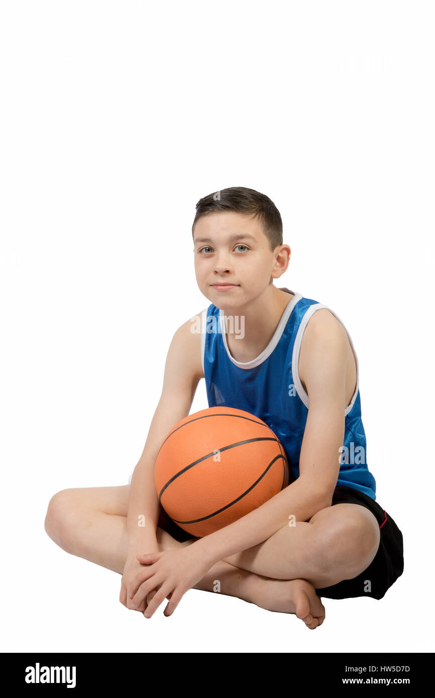 Kaukasische Teenager junge mit einem basketball Stockfoto