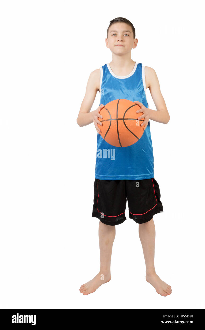 Kaukasische Teenager junge mit einem basketball Stockfoto