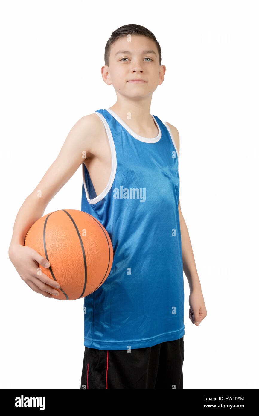 Kaukasische Teenager junge mit einem basketball Stockfoto