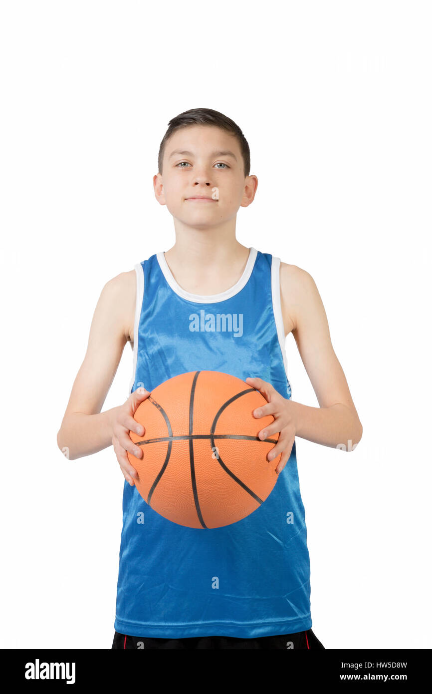 Kaukasische Teenager junge mit einem basketball Stockfoto