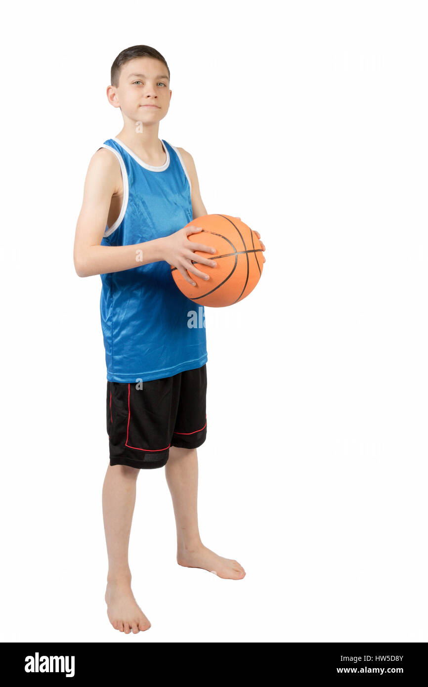 Kaukasische Teenager junge mit einem basketball Stockfoto