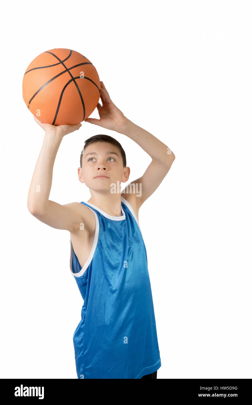 Kaukasische Teenager junge mit einem basketball Stockfoto