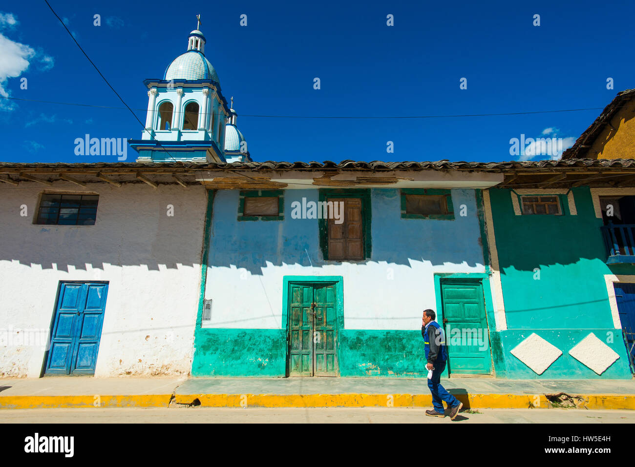 Koloniale Architektur und der Turm der Kirche "Nuestra Señora del Carmen" in der Stadt Celendin, Celendin Provinz, Peru, Südamerika Stockfoto Koloniale Architektur und der Turm der Kirche "Nuestra Señora del Carmen" in der Stadt Celendin, Celendin Provinz, Peru, Südamerika Stockfoto