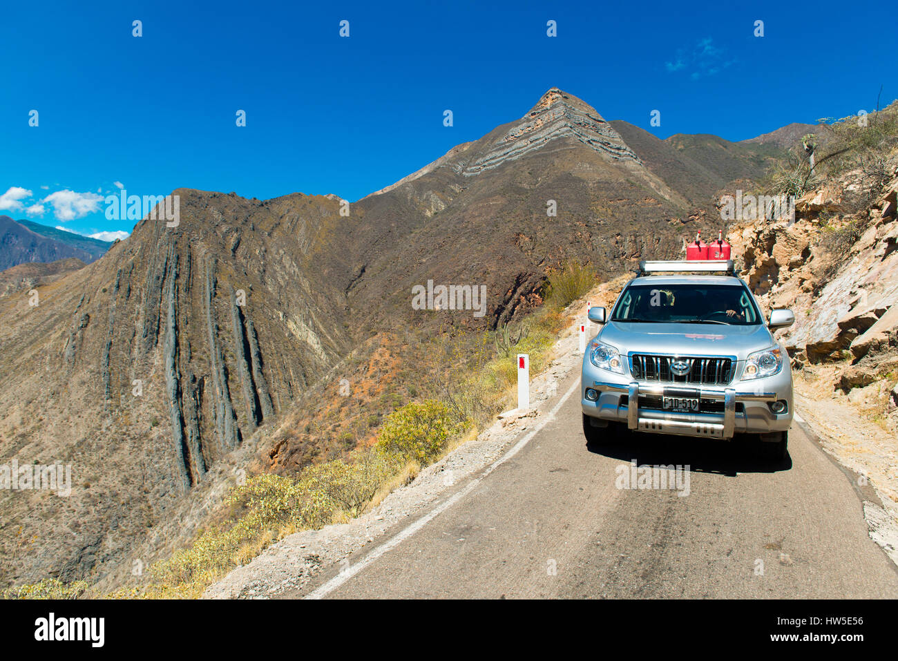 Toyota Landcruiser auf eine schmale Straße überqueren der Cordillera Central der Anden, Nord-Peru, Südamerika Stockfoto