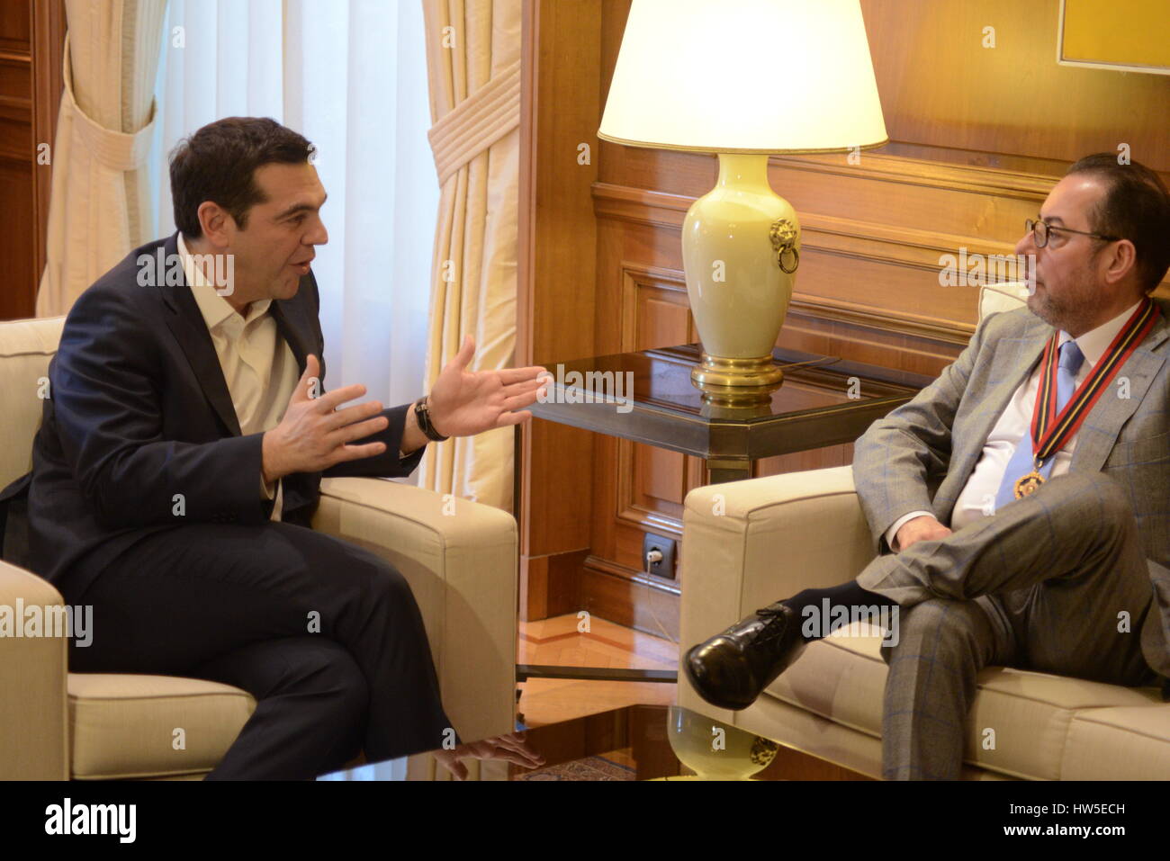 Während des Gesprächs von den griechischen Premierminister Alexis Tsipras (links) an den Präsidenten der Sozialisten und Demokraten im Europäischen Parlament, Gianni Pittella (rechts). Herr Pittella hat mehrmals für umfangreiche, progressive, Mitte-Links Bündnis, Hinweis Quellen der Europäischen Sozialisten ausgesprochen. Er war auch ein Faktor für Aufenthalt in Griechenland in der Eurozone heute "unter denen drängen auf den Kreditgebern, die Bewertung so schnell wie möglich zu schließen, ohne weitere erschwerende Maßnahmen ist", fügt die gleiche Quelle. "Athen ist für mich das Symbol der Republik und ich bin stolz Stockfoto