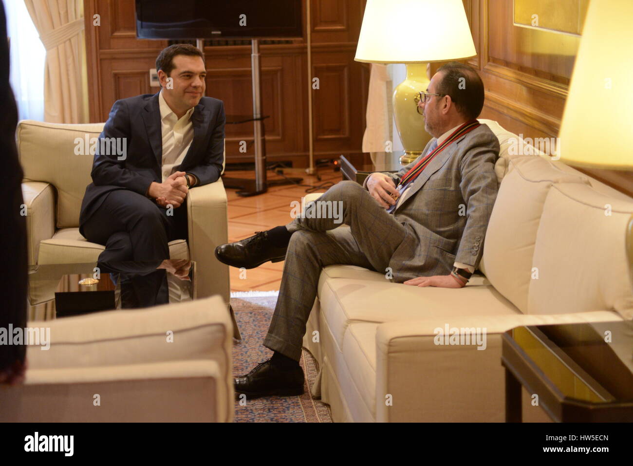 Während des Gesprächs von den griechischen Premierminister Alexis Tsipras (links) an den Präsidenten der Sozialisten und Demokraten im Europäischen Parlament, Gianni Pittella (rechts). Herr Pittella hat mehrmals für umfangreiche, progressive, Mitte-Links Bündnis, Hinweis Quellen der Europäischen Sozialisten ausgesprochen. Er war auch ein Faktor für Aufenthalt in Griechenland in der Eurozone heute "unter denen drängen auf den Kreditgebern, die Bewertung so schnell wie möglich zu schließen, ohne weitere erschwerende Maßnahmen ist", fügt die gleiche Quelle. "Athen ist für mich das Symbol der Republik und ich bin stolz Stockfoto